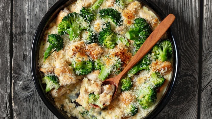 Auflauf mit Brokkoli, Hühnerfilet und Käse: ein Rezept für ein leckeres und gesundes Gericht
