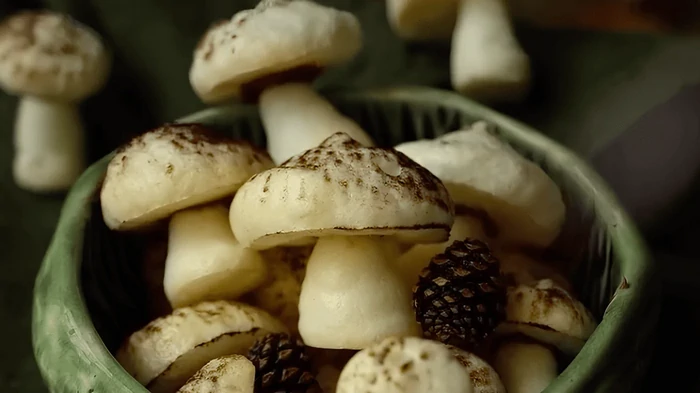 Meringue-Pilze – Rezept für köstliche Dessert-Dekorationen, die leicht zu Hause herzustellen sind