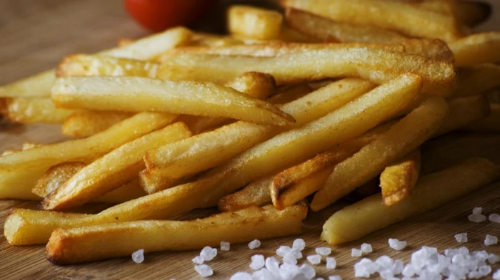 Mit einem einfachen Kochtrick erhalten Sie knusprige und goldene Pommes frites