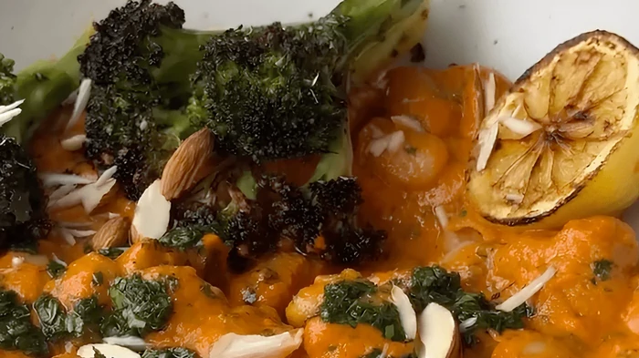 Rezept für Limabohnen in Romesco-Sauce mit Zitronenbrokkoli und Minzpesto