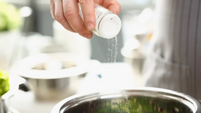 Wann ist es richtig, Borschtsch, Hühnersuppe, Rindfleischsuppe zu salzen, wie viel Salz sollte man hinzufügen?