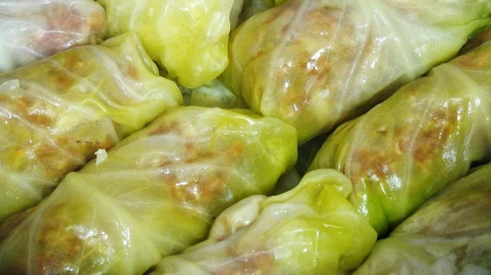 Wie man schnell Kohl für gefüllten Kohl ohne Kochen vorbereiten: die Blätter werden weich und reißen nicht